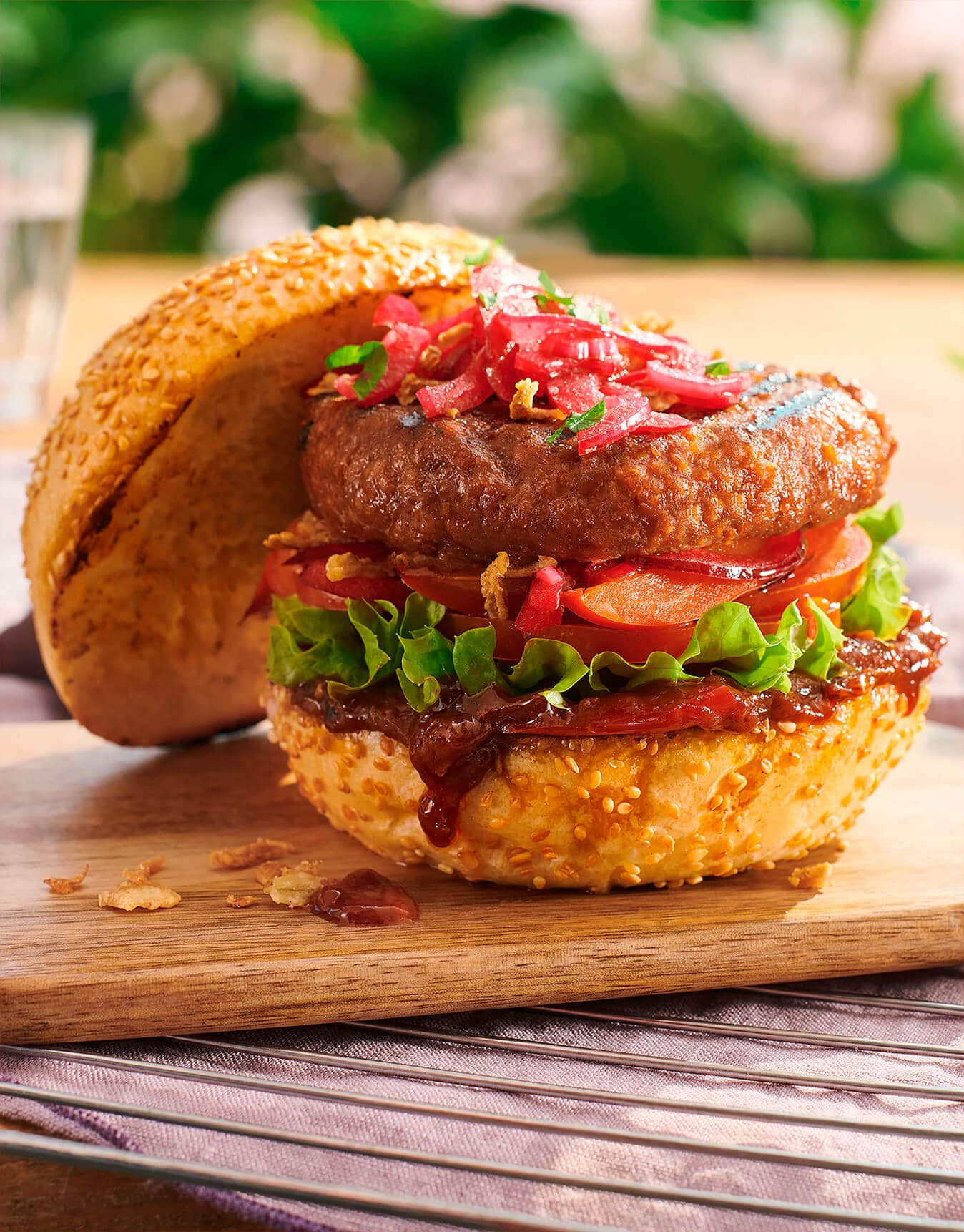 Grillowany burger ze śliwkowym sosem BBQ - produkt roślinny OneDayMore